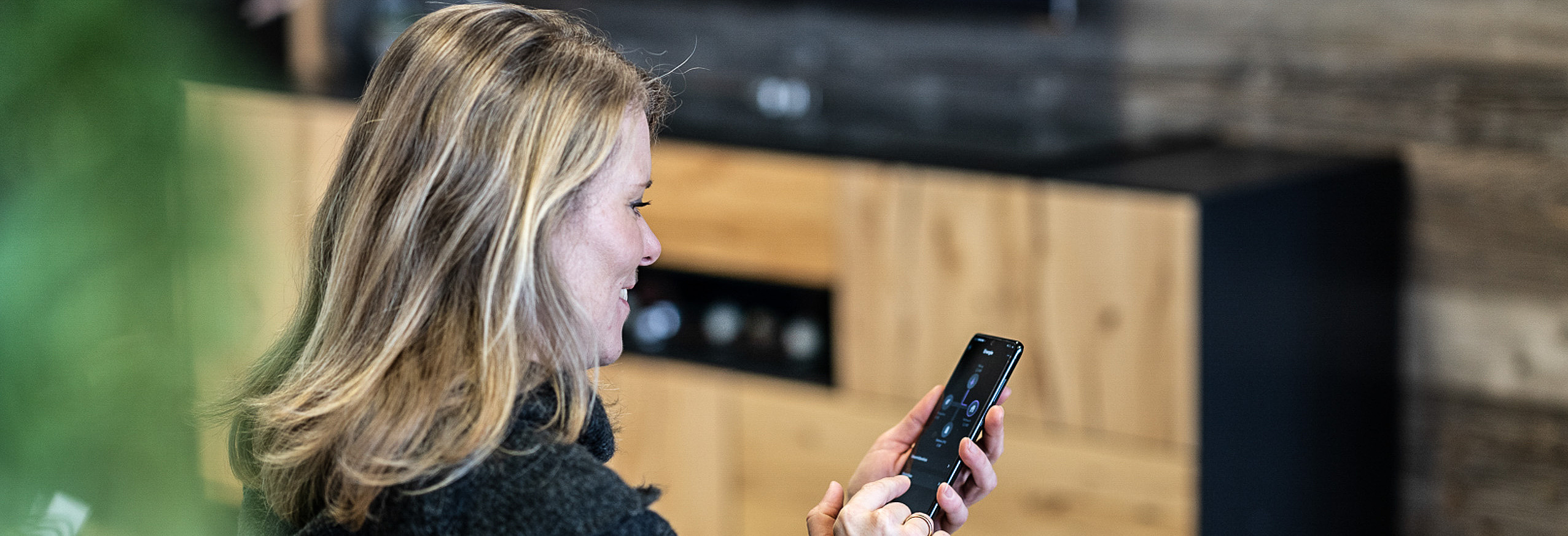 Frau mit Smartphone in der Hand