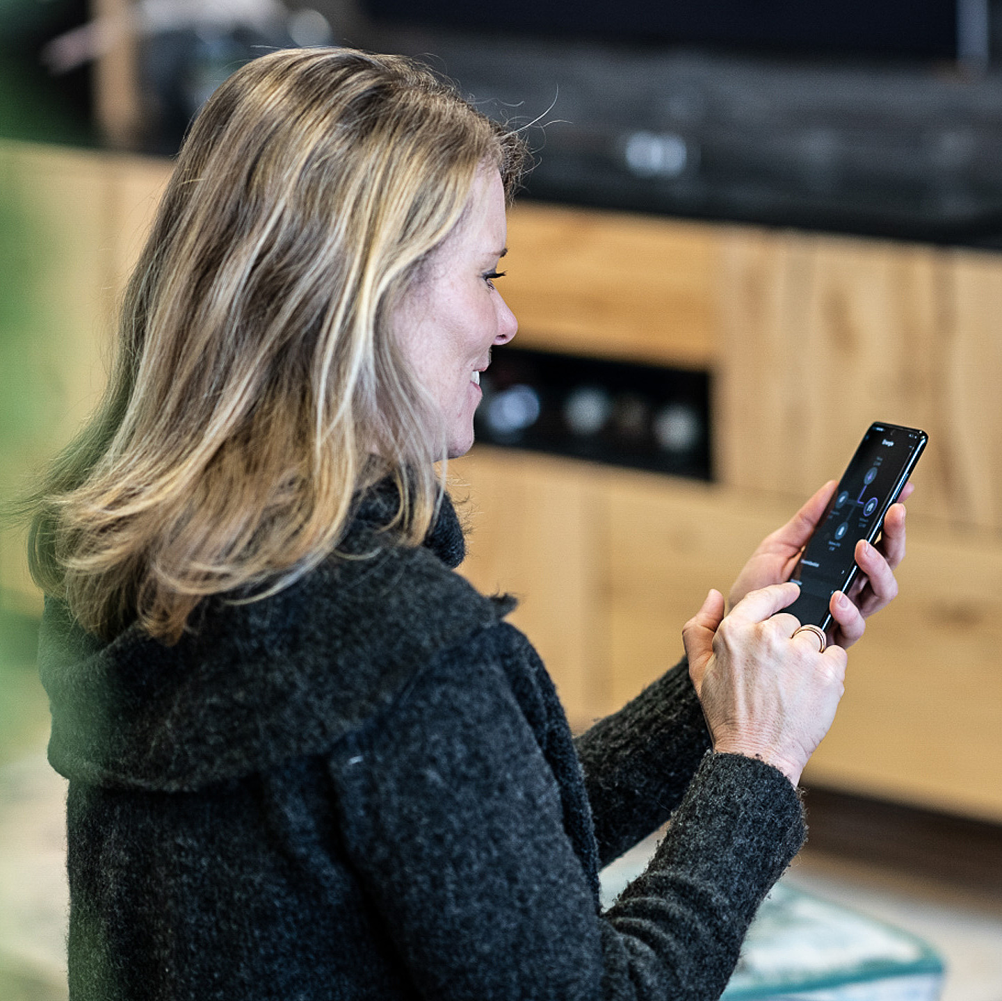 Frau mit Smartphone in der Hand