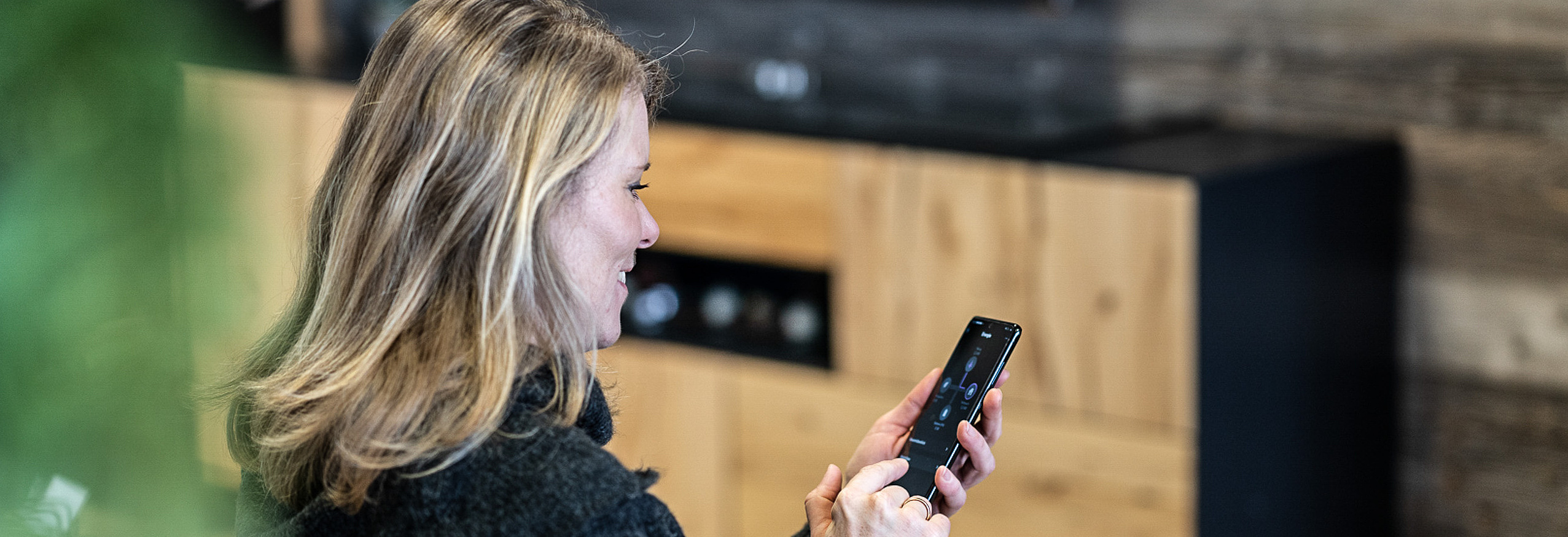 Frau mit Smartphone in der Hand