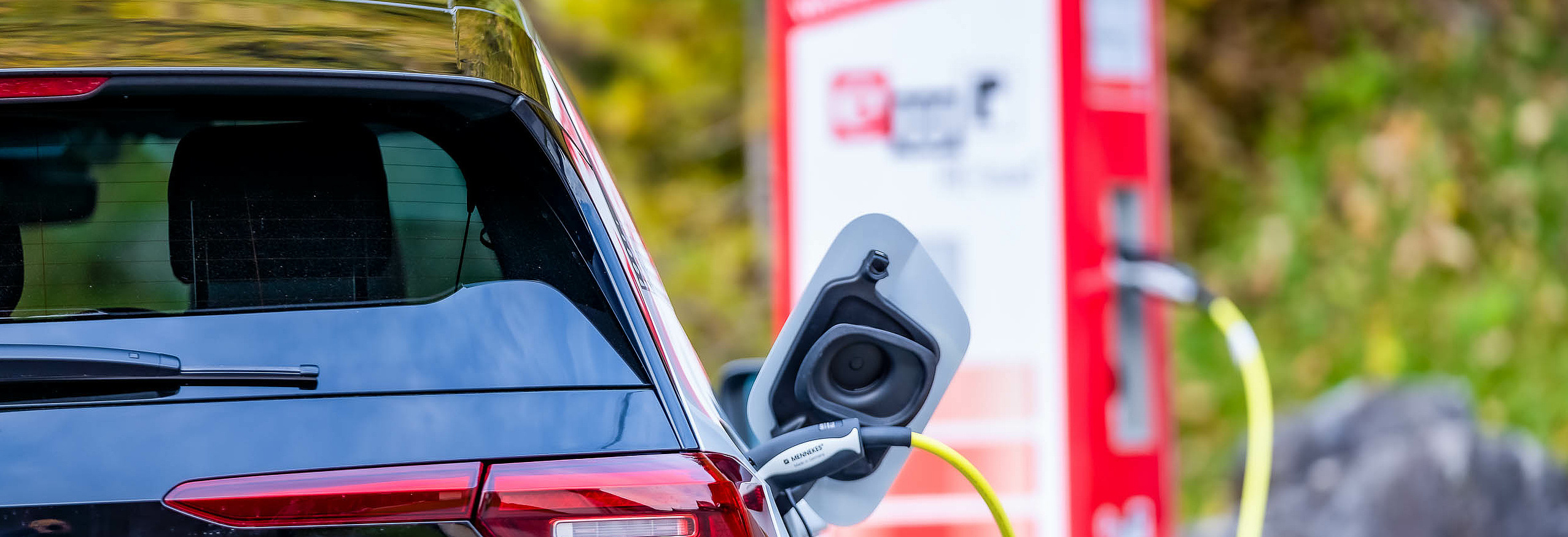 Elektroauto wird an Ladestation geladen