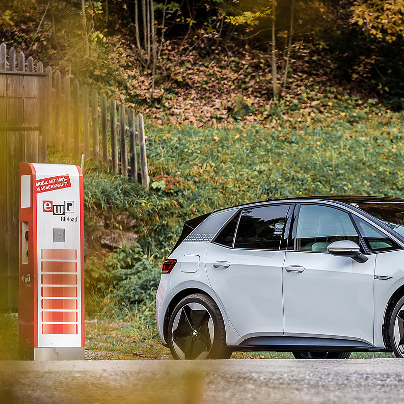 Elektroauto in Ladestation