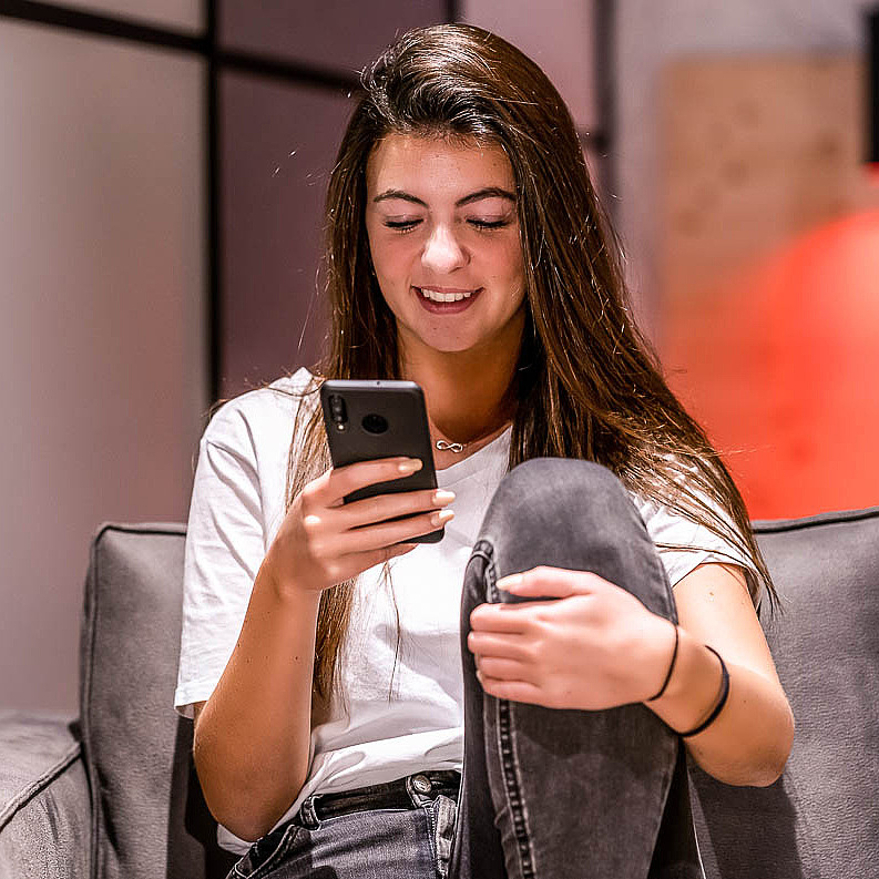 Frau mit Smartphone in der Hand
