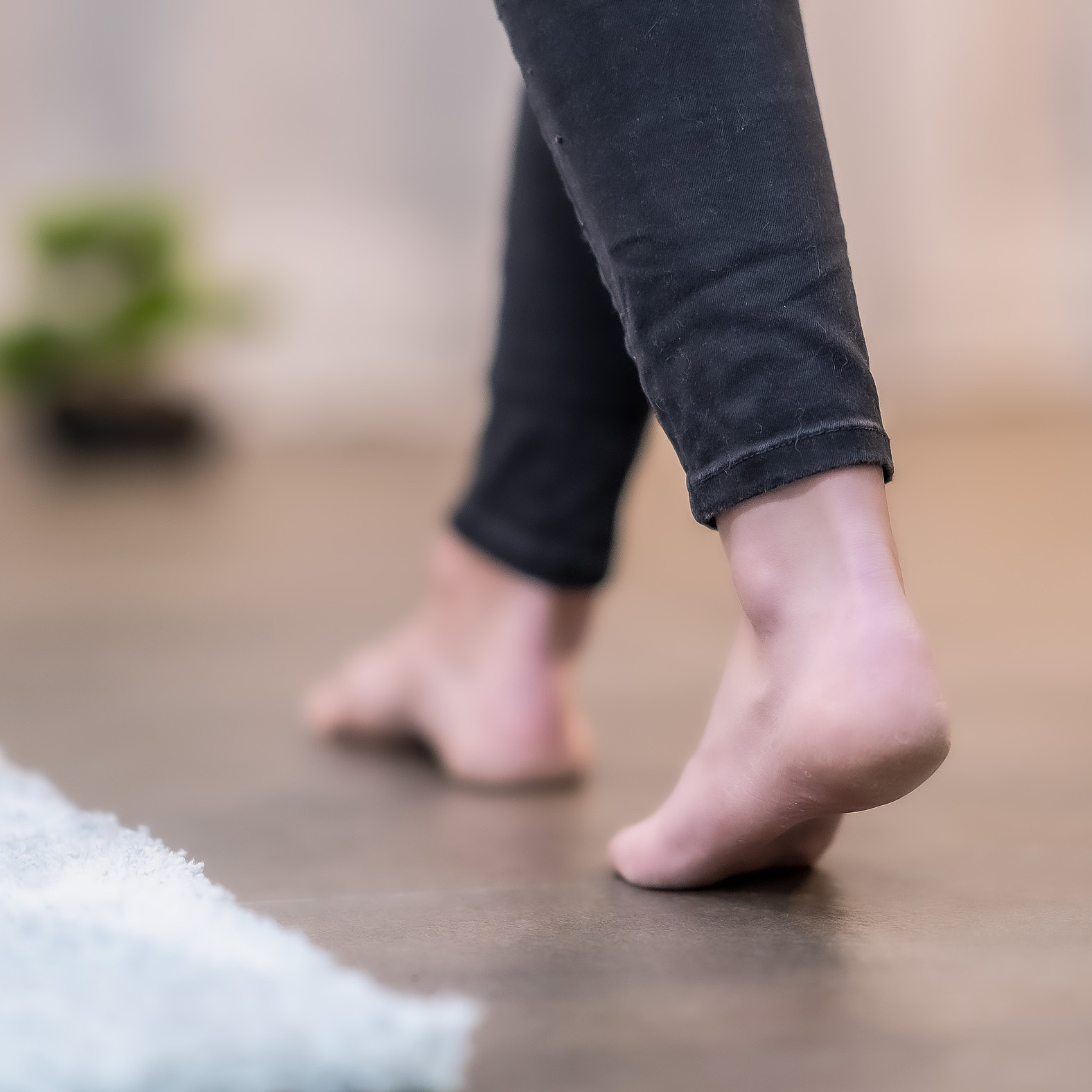 Detailaufnahme barfuß gehen in Wohnung