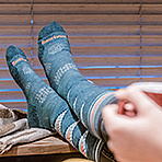 Füße mit gemusterten Socken