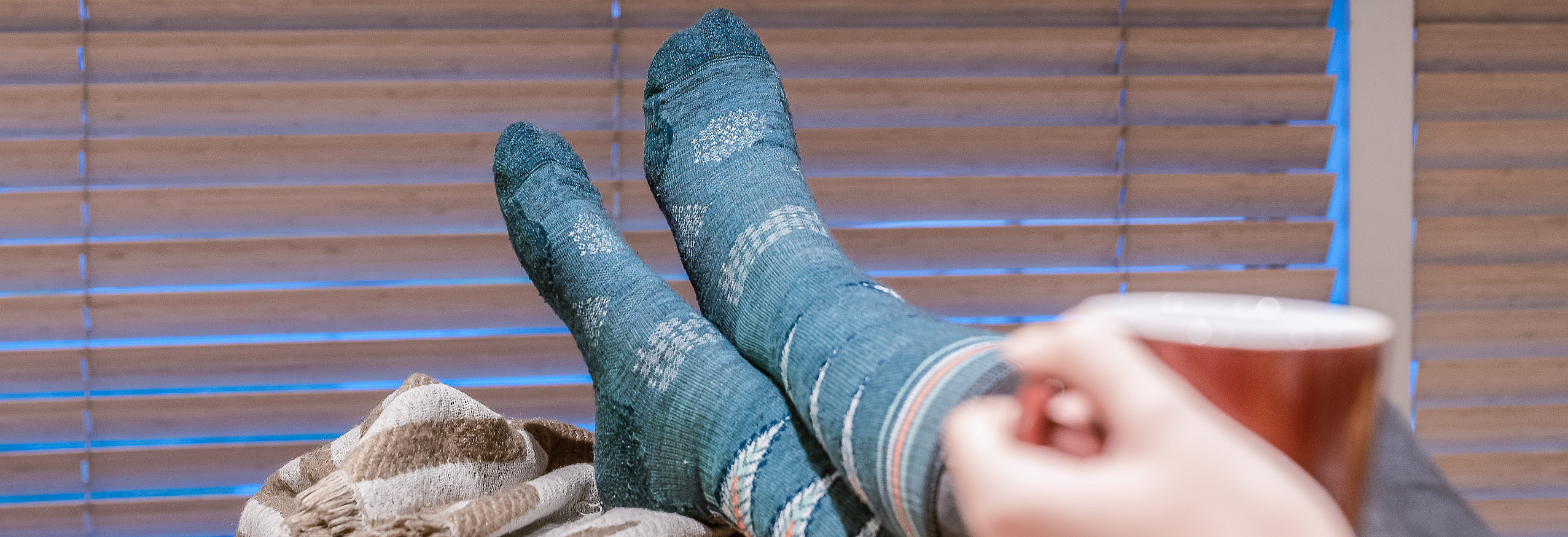 Füße mit gemusterten Socken