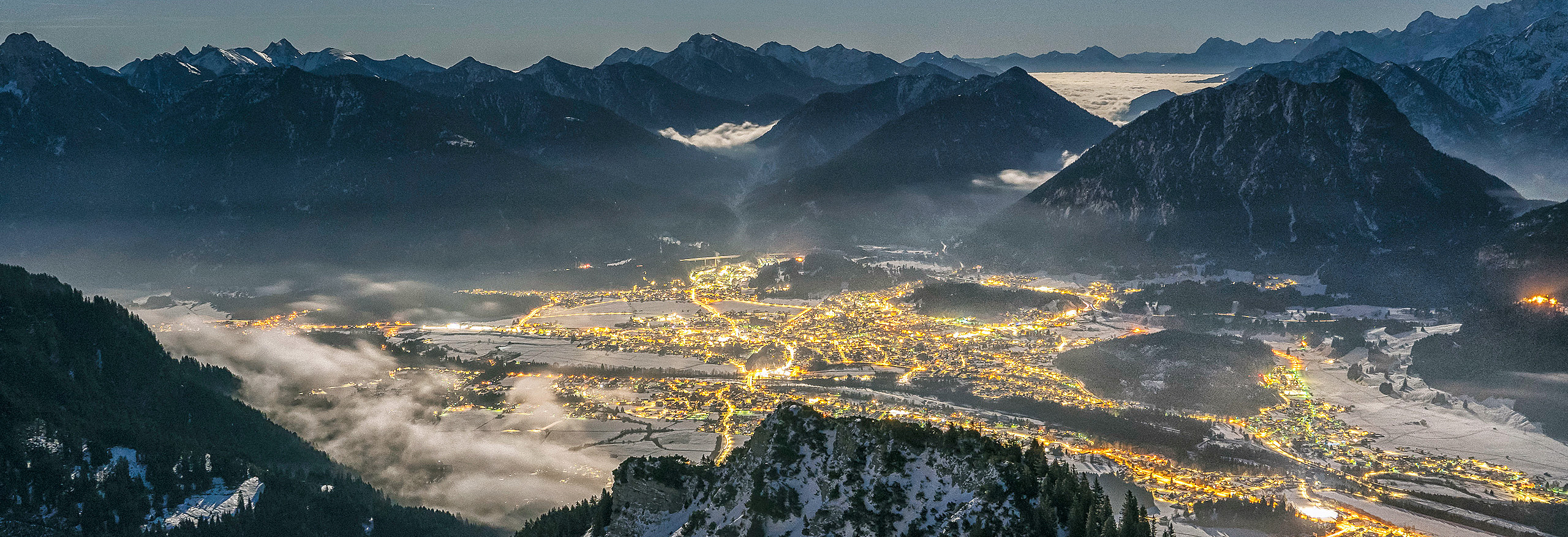 Beleuchtete Straßen im Talkessel von Reutte im Winter