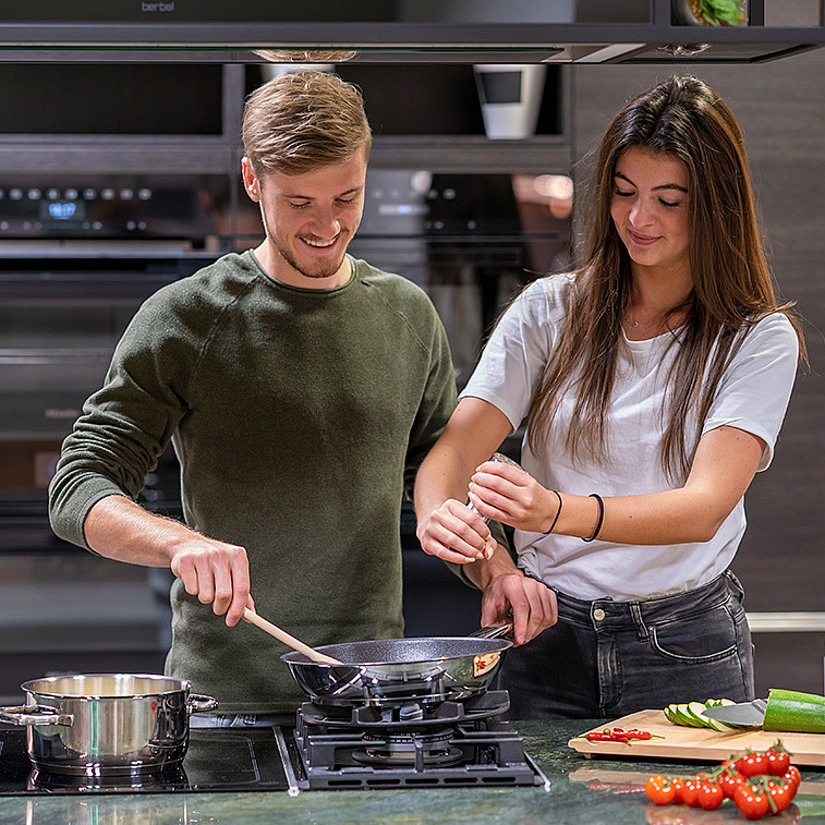 Frau und Mann kochen gemeinsam
