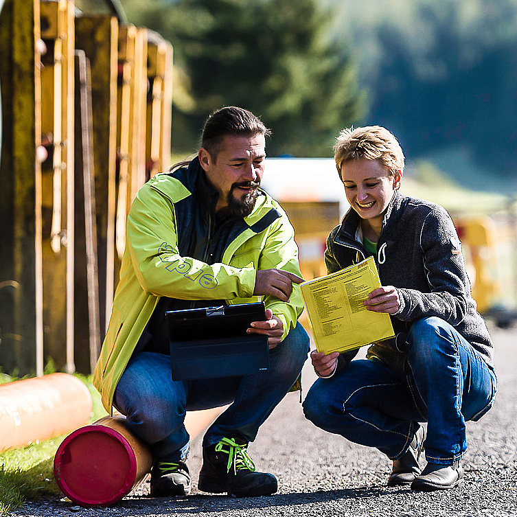 Frau und Mann besprechen Erdgasnetz