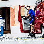 Arbeiter steigt auf Baustelle aus Auto