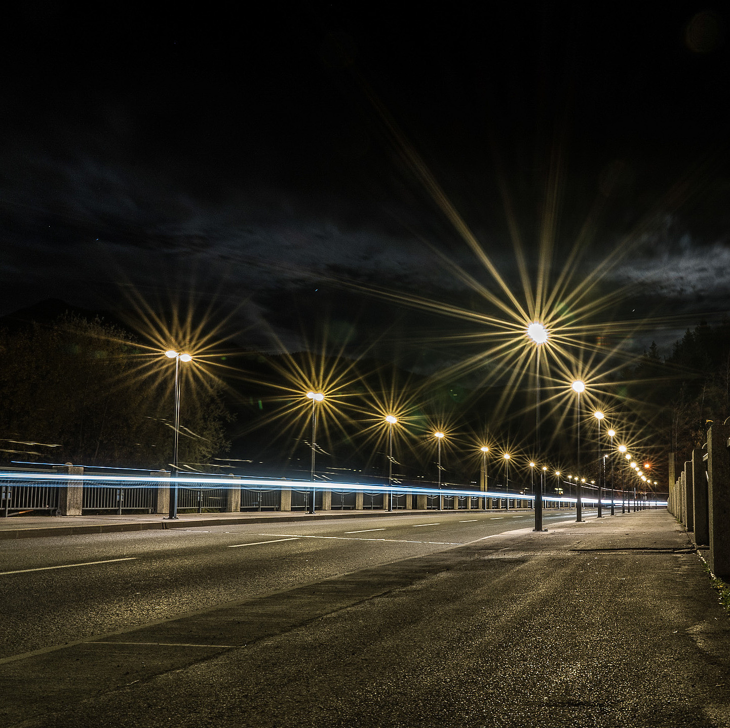 Nachtaufnahme Straßenbeleuchtung