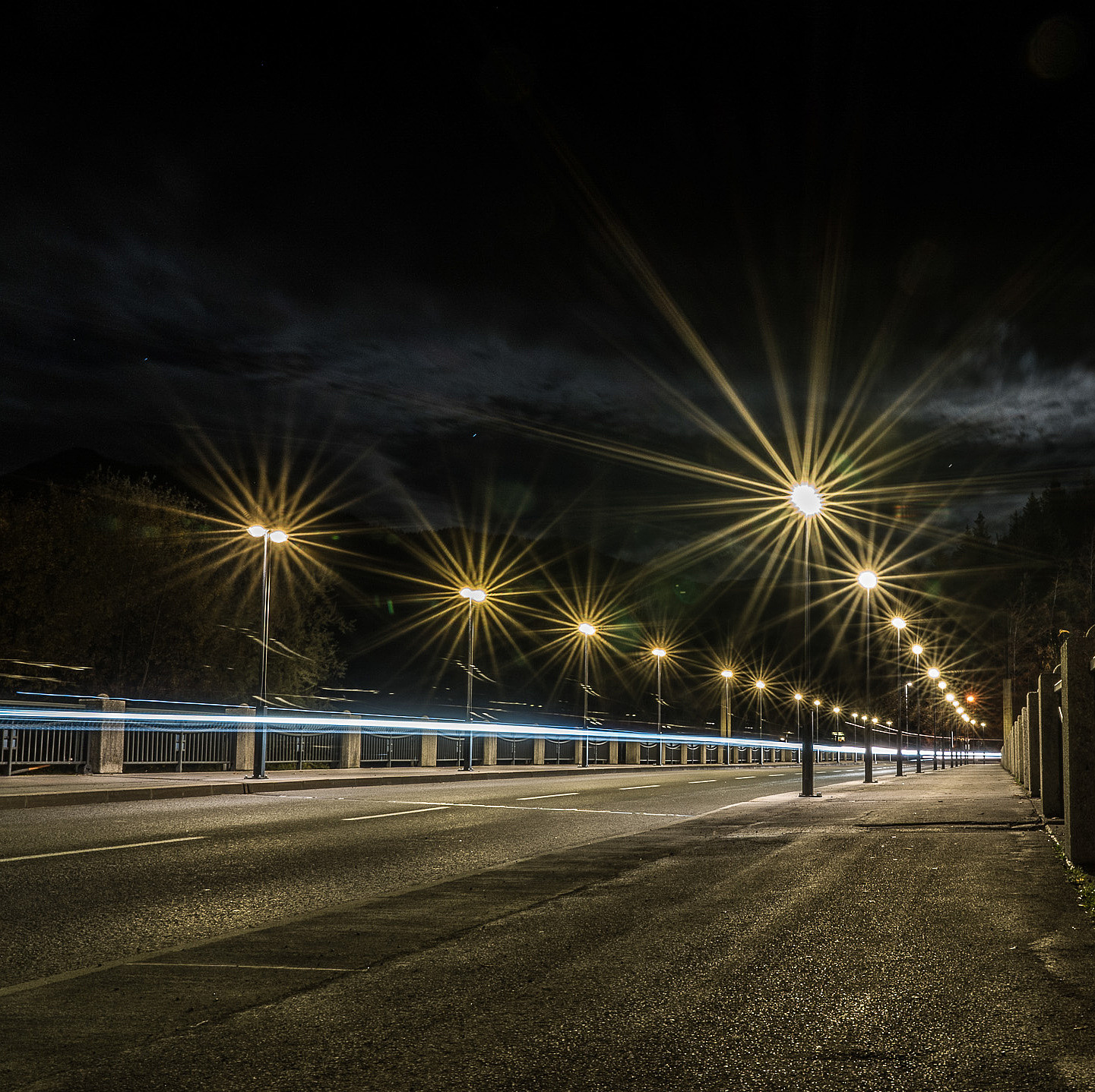 Nachtaufnahme Straßenbeleuchtung