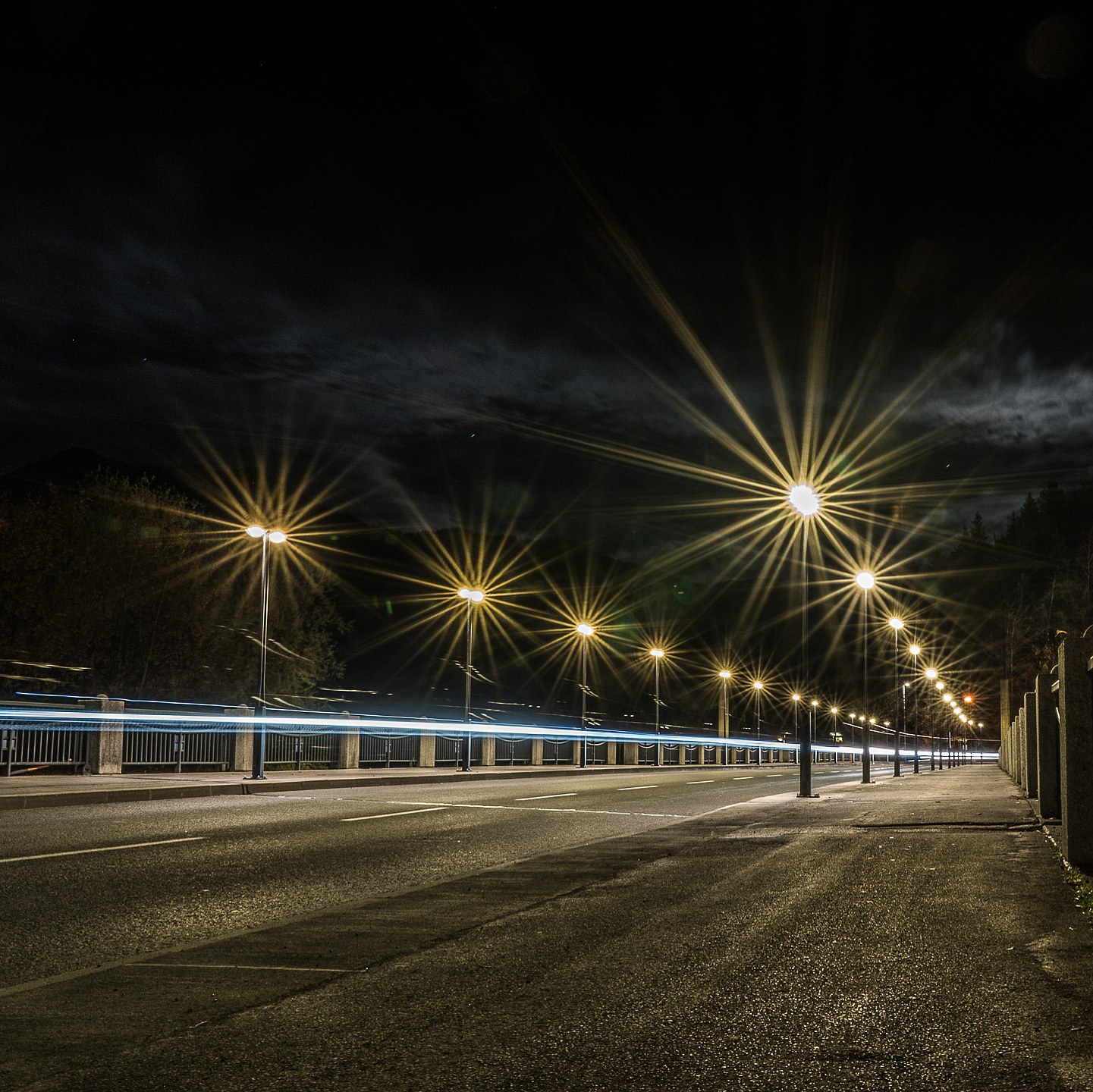 Nachtaufnahme Straßenbeleuchtung