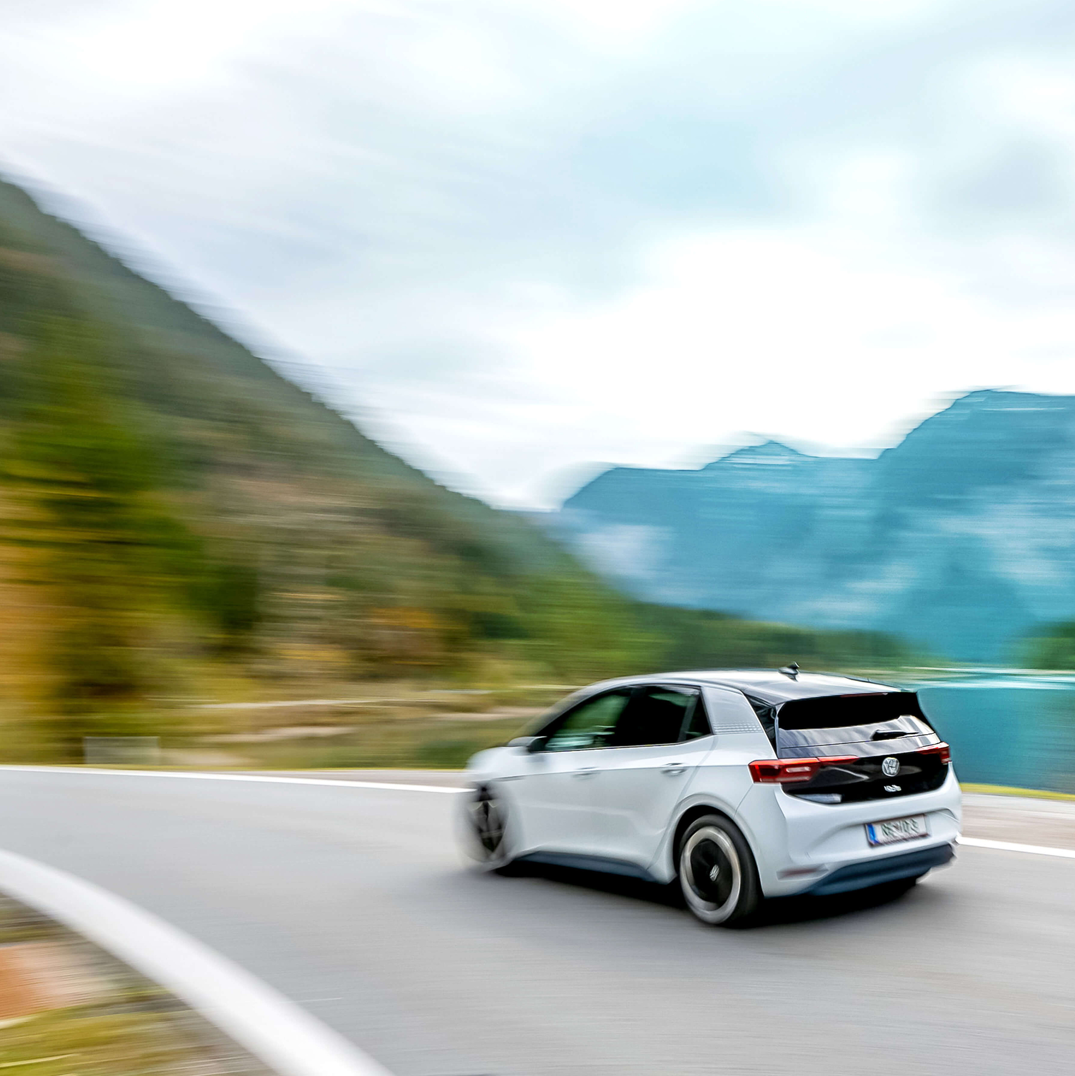 Elektroauto auf Straße an See entlang