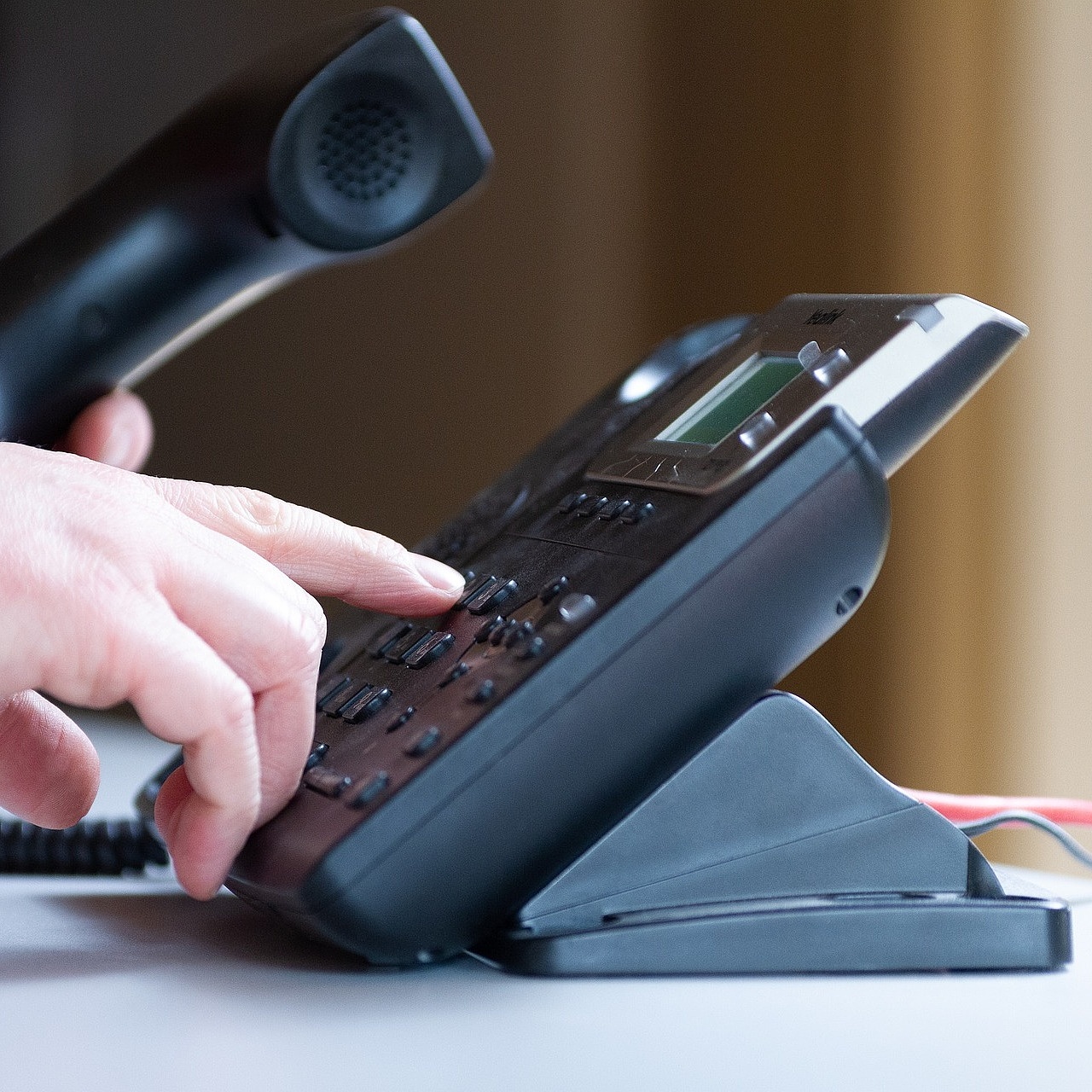 Person Tippt etwas in eine Telefon ein