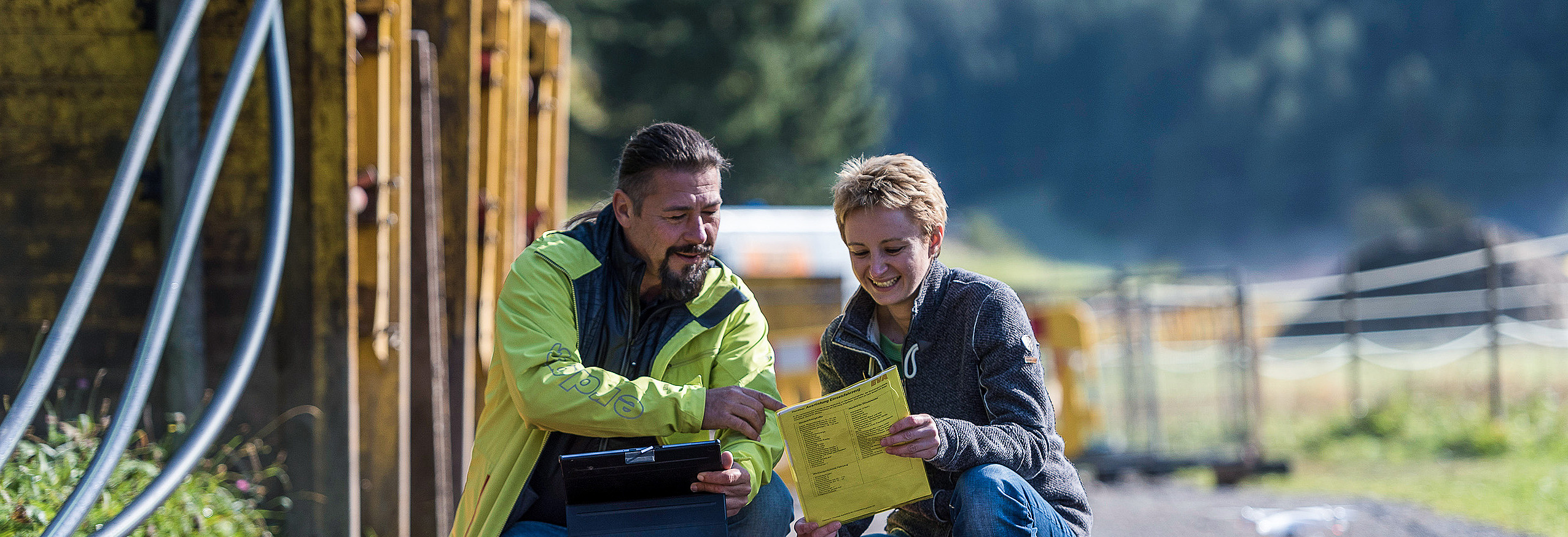 Frau und Mann besprechen Erdgasnetz