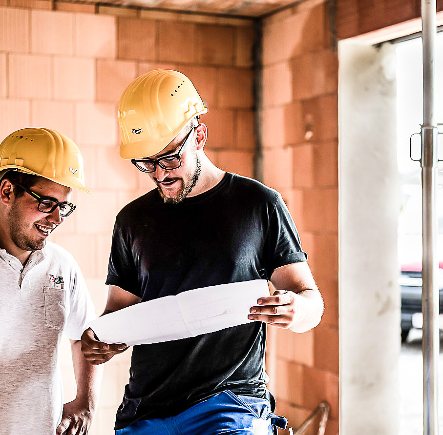 Arbeiter besprechen Plan auf Baustelle