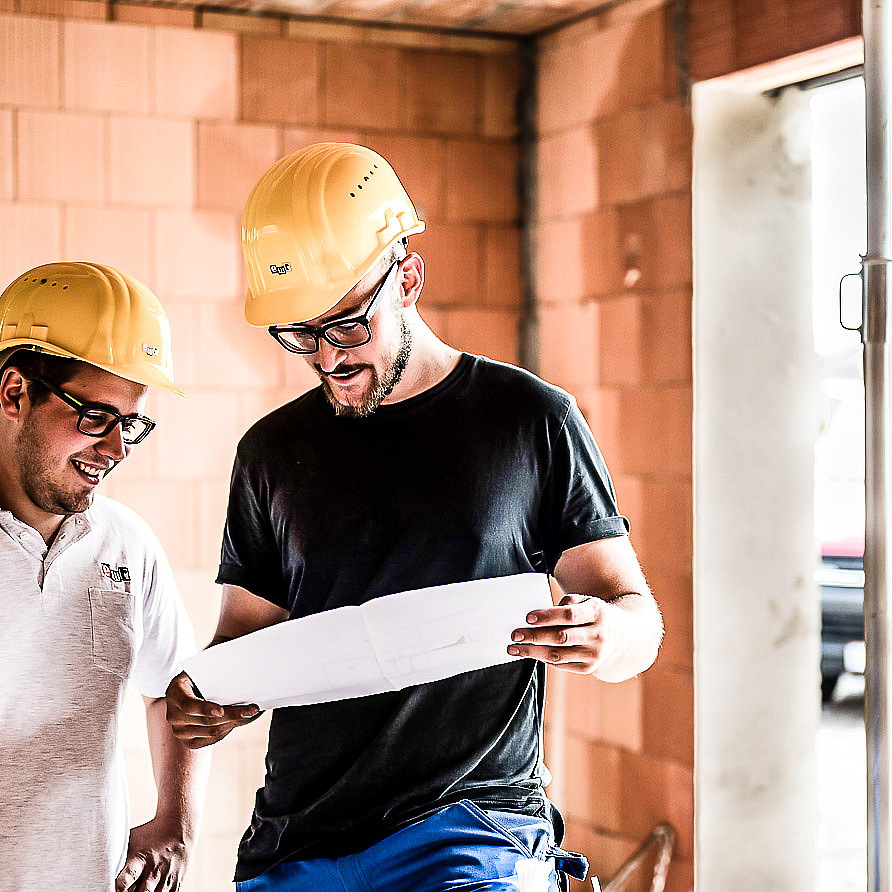 Arbeiter besprechen Plan auf Baustelle