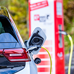 Elektroauto wird an Ladestation geladen
