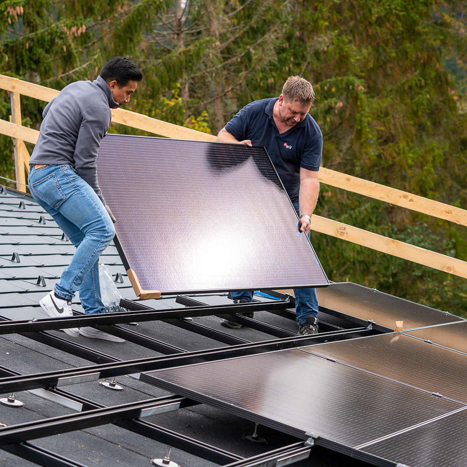 Arbeiter montieren Solarpanele