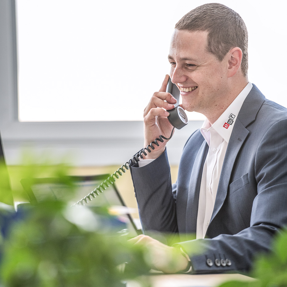 Mann spricht in Telefonhörer