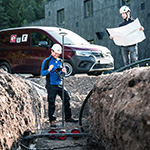 Arbeiter montiert einen Netzanschluss