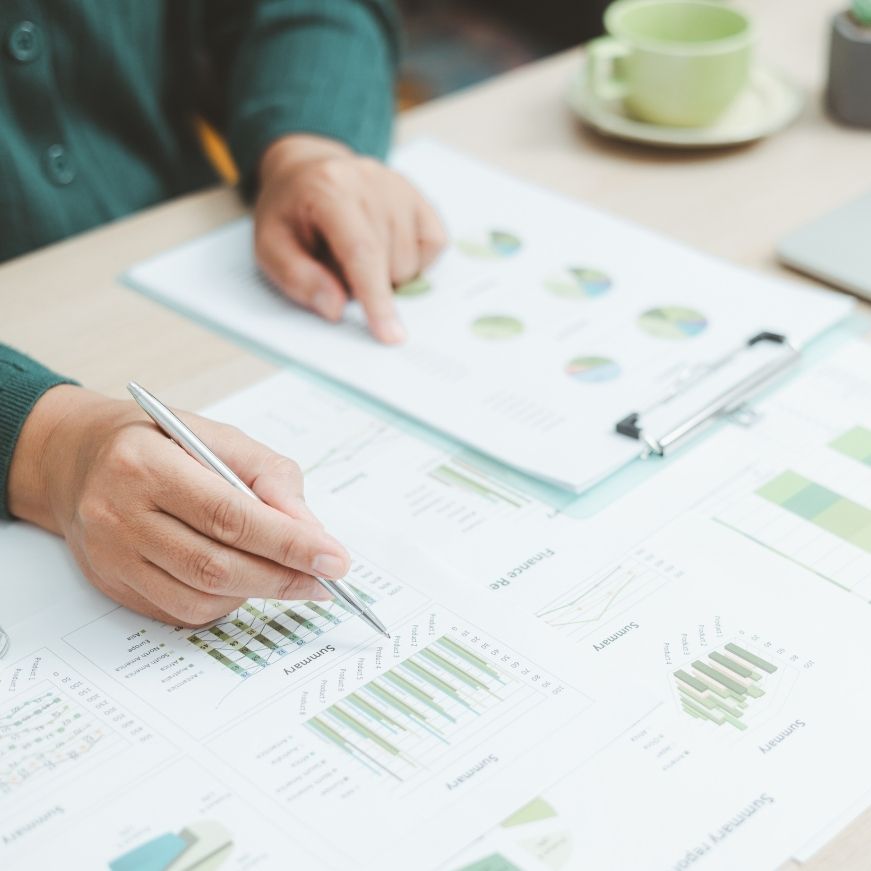 Person analysiert Daten am Papier