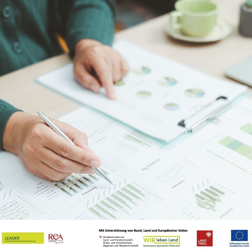 Person analysiert Daten am Papier