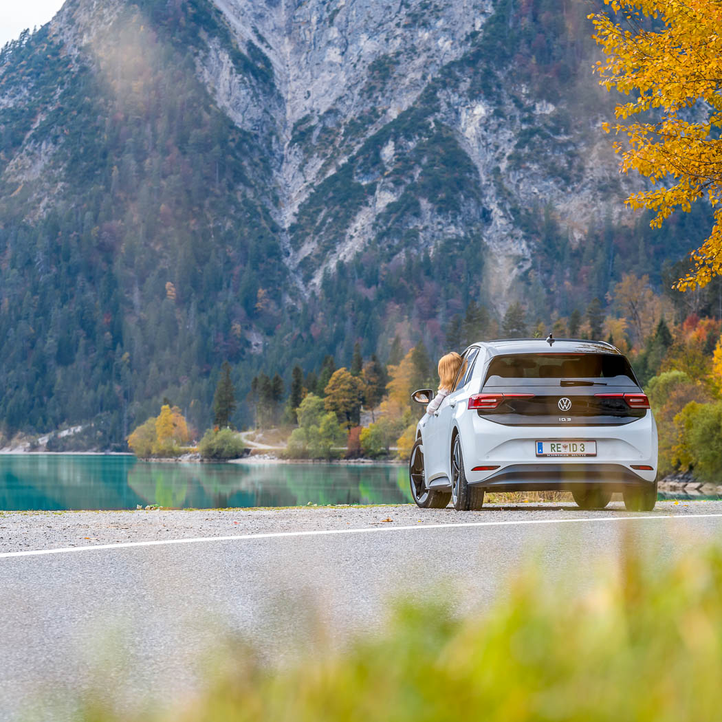 Elektroauto auf Parkplatz am See