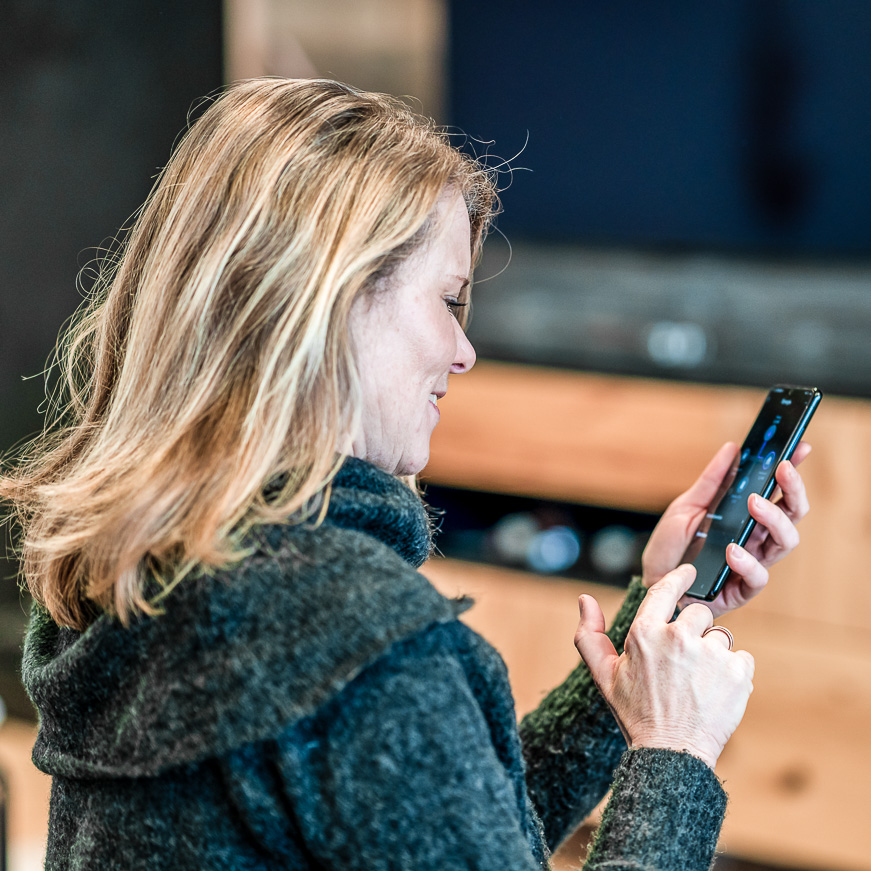 Frau mit Smartphone in der Hand