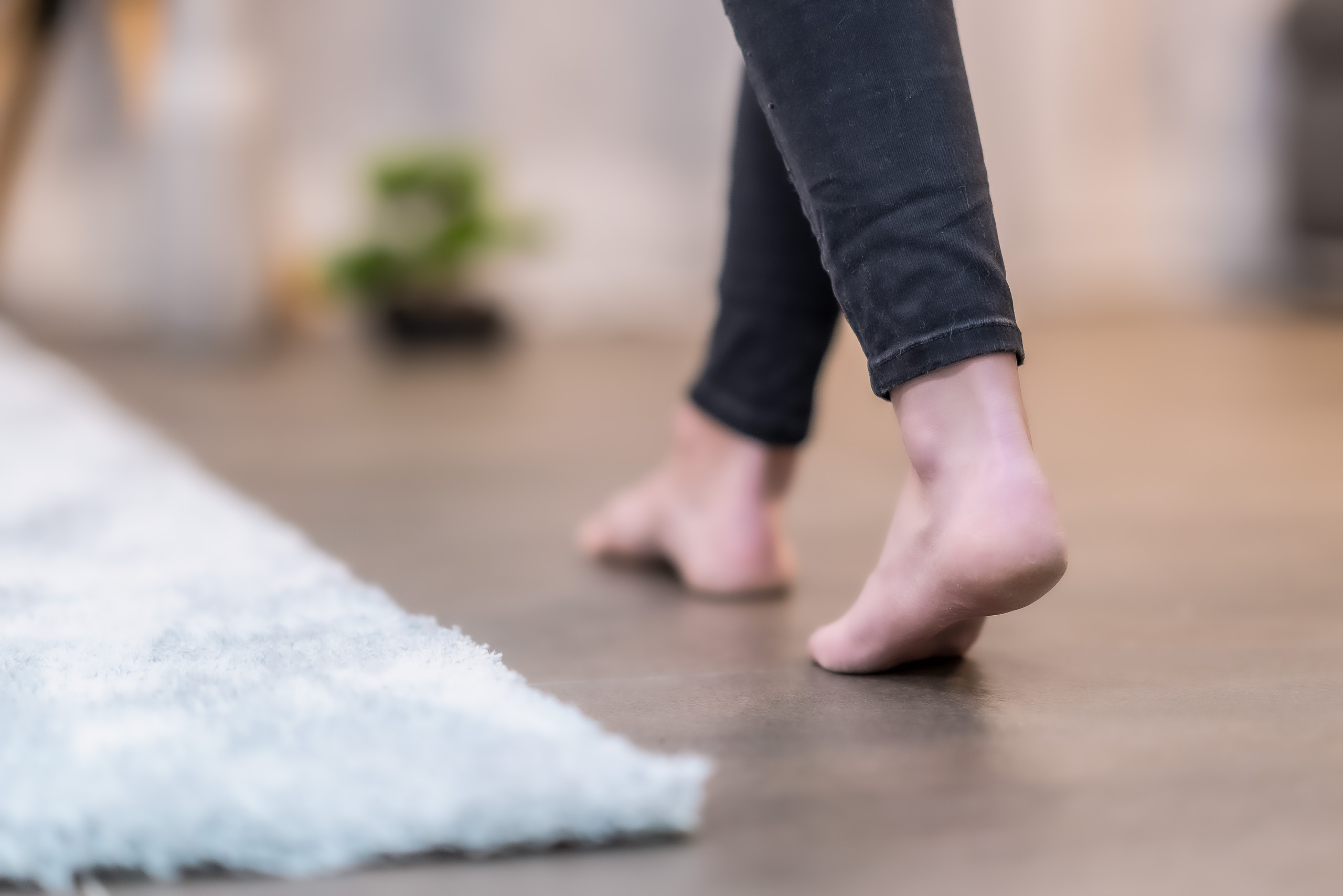 Detailaufnahme barfuß gehen in Wohnung