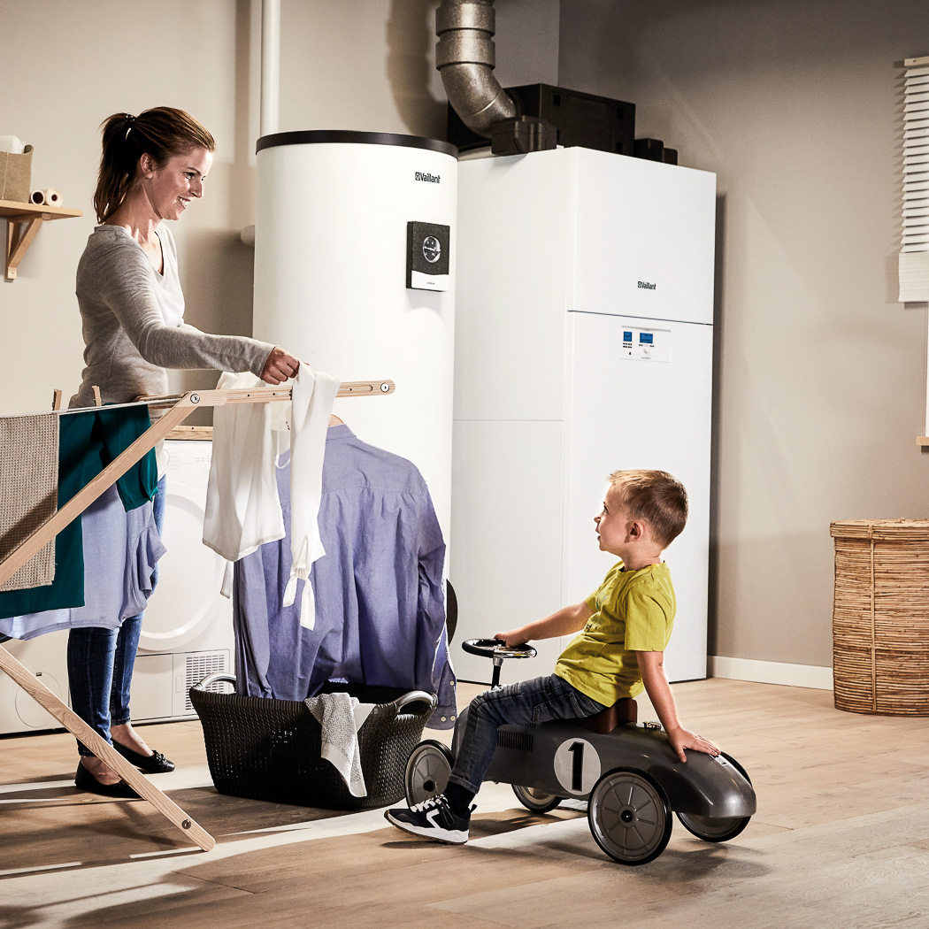 Frau und Kind im Haushalt mit Wärmepumpe